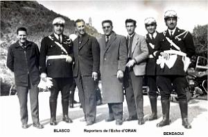 1607- Oran - Les Motards et les Journalistes